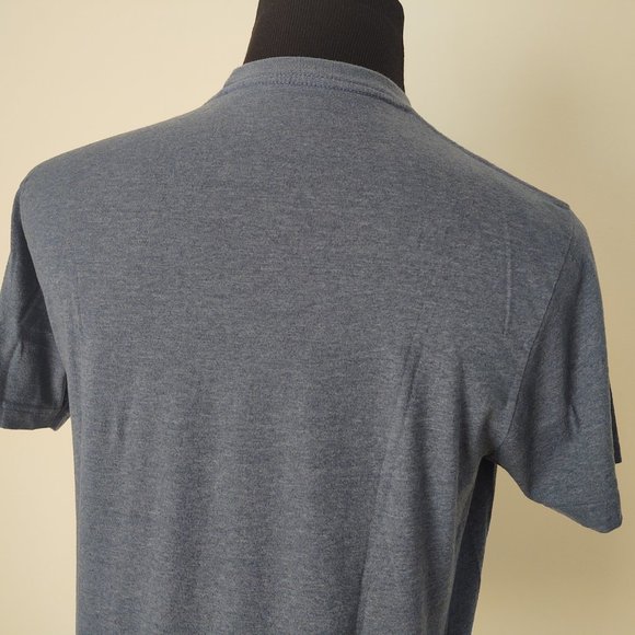 RUNNING WITH THE WOLF PACK OLD NAVY COLLECTIBLES ADULT T SHIRT - SIZE MEDIUM - Picture 5 of 6